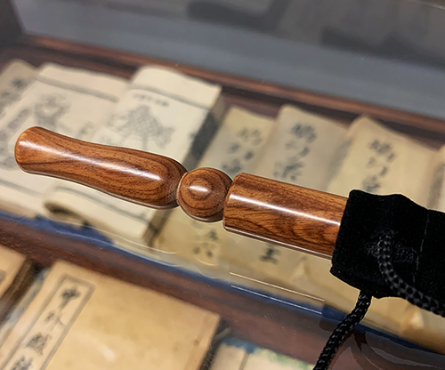 71589-full Wooden wand PRO (Bold Brown) by Harry He & Bacon Magic - Trick