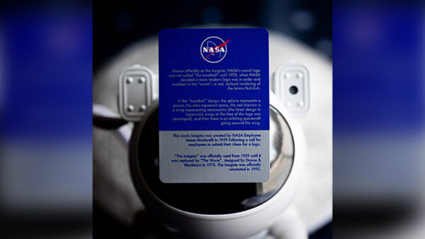 81092-alt3.png NASA HOLOGRAPHIC FOIL "MEATBALL" LOGO PLAYING CARDS